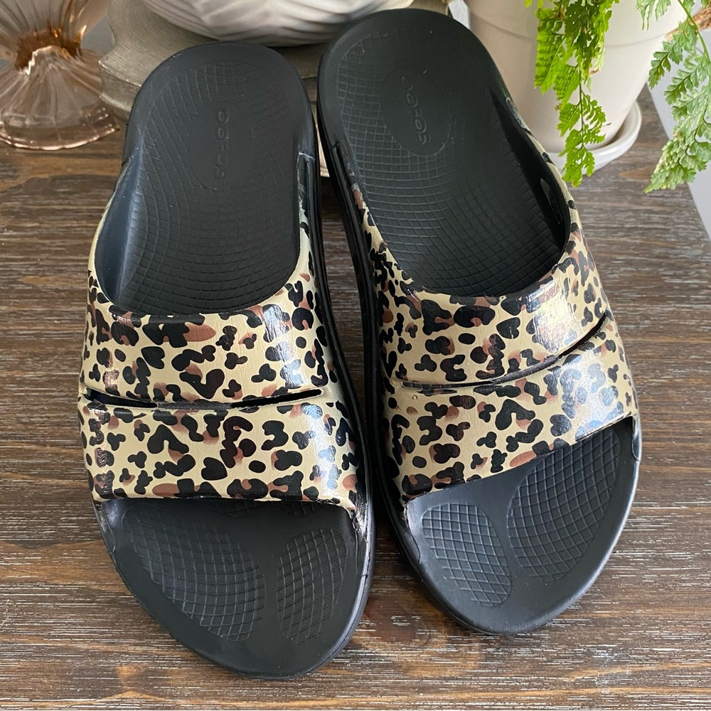 OOFOS OOahh Limited‎ Edition Slide Sandals Recovery Shoes 8 Leopard Tan Black